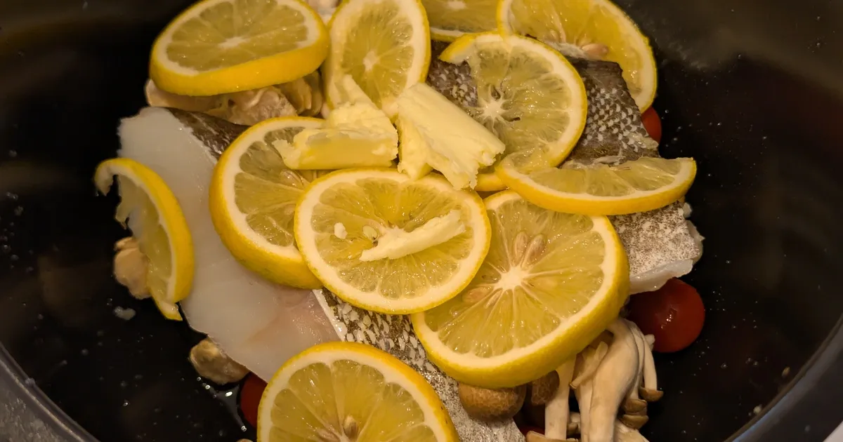 アクアパッツァを作ろうと思ったけど、薄味が苦手なことを相談したら、私好みのガリバタアクアパッツァを作ってくれた